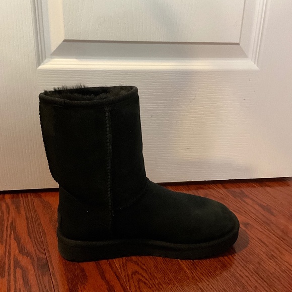 UGG CLASSIC SHORT - Picture 1 of 4